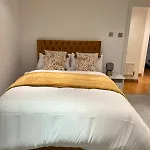 Luxurious 2 Bedroom Flat Britannia Village London