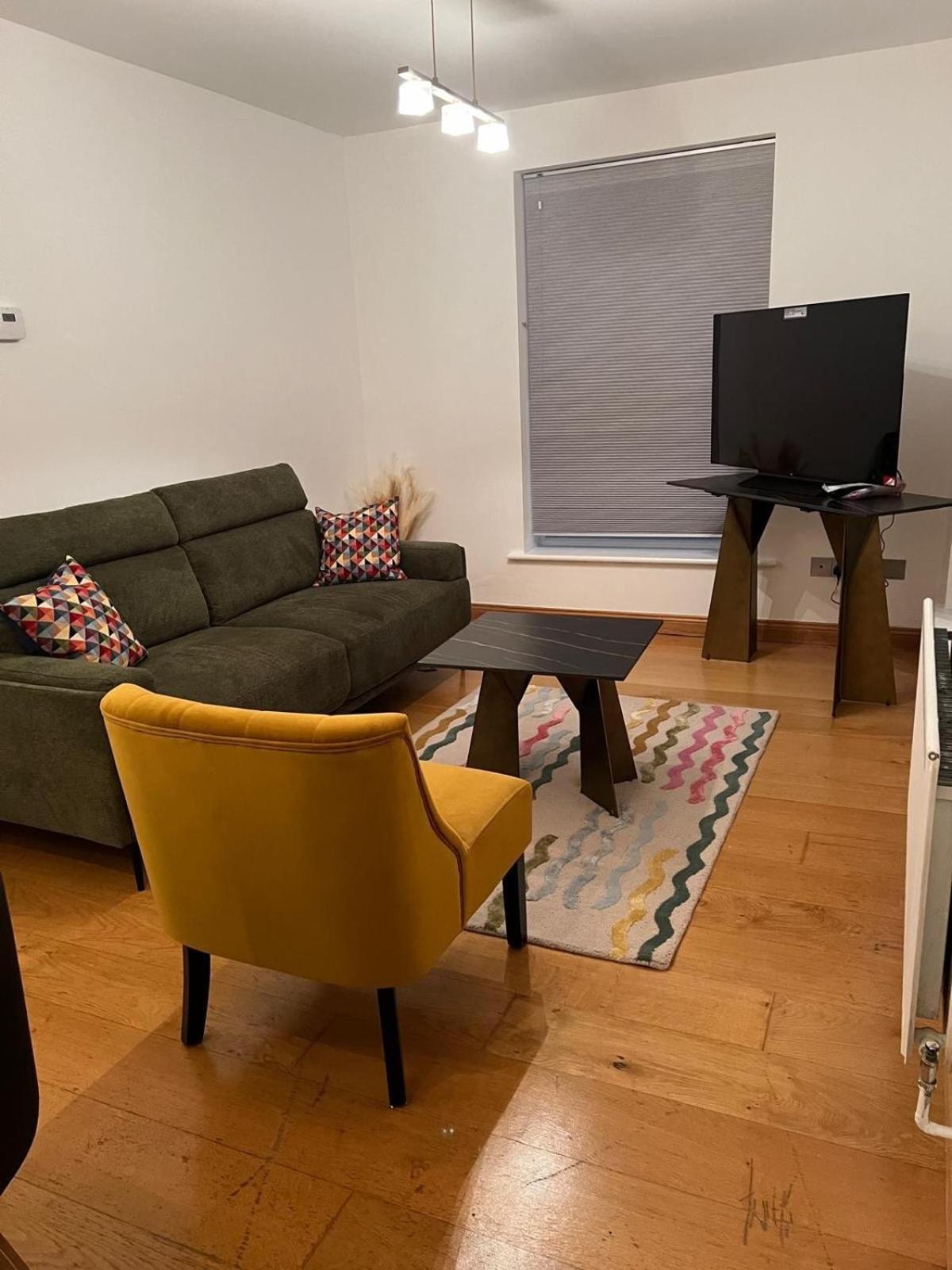 Luxurious 2 Bedroom Flat Britannia Village *